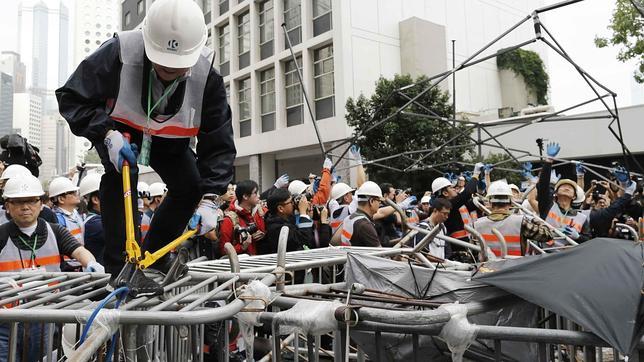 La Policía de Hong Kong desaloja las zonas ocupadas por las protestas