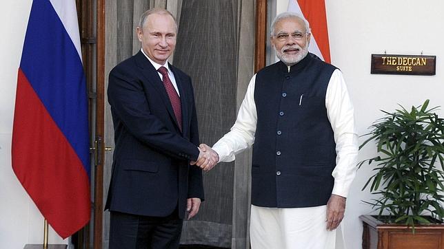 El primer ministro indio estrecha la mano del presidente ruso este jueves