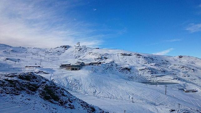 Rescatan a un vecino de Sevilla que se salió de la pista en Sierra Nevada