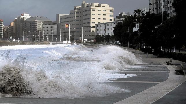 Salvamento Marítimo moviliza un helicóptero para buscar a un hombre desaparecido en La Coruña