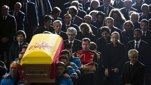 El féretro con los restos mortales del primer presidente de Gobierno de la democracia, Adolfo Suárez, a su llegada a la catedral de Ávila a hombros de agentes de la Policía Local, y seguido de la familia para el funeral corpore insepulto
