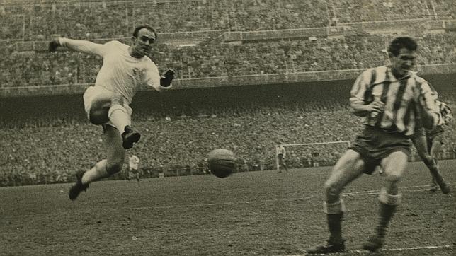 Alfredo Di Stéfano rematando a gol en uno de los derbis ante el Atlético de Madrid.
