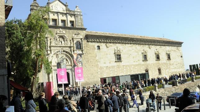 Largas colas a la entrada del Museo de Santa Cruz para ver la exposición «El griego de Toledo»