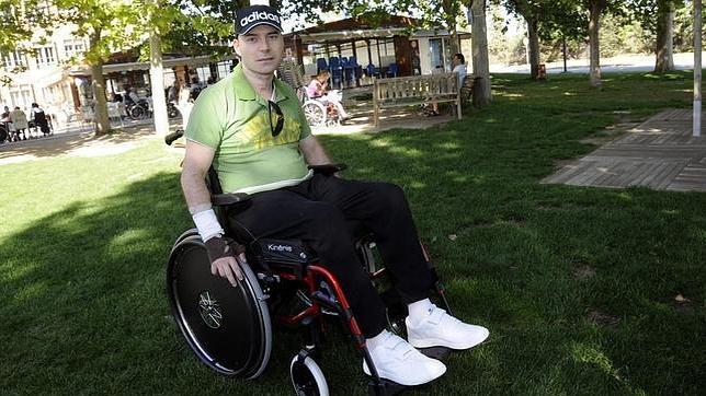 El agente, Román David, en los exteriores del hospital de Parapléjicos