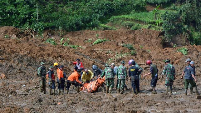 Al menos 18 muertos y 90 desaparecidos tras un gran alud en Indonesia