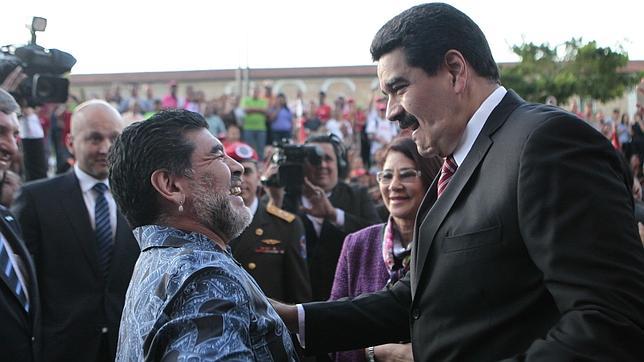 Maradona y Maduro durante la ceremonia de los 109 años de la Batalla de Ayacucho