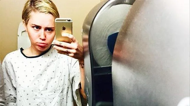Miley Cyrus subió un selfie a Instagram en el hospital