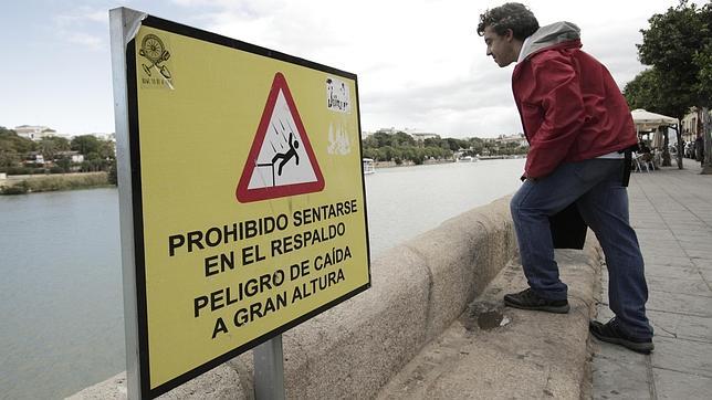 La calle Betis tendrá una valla metálica para evitar caídas al río