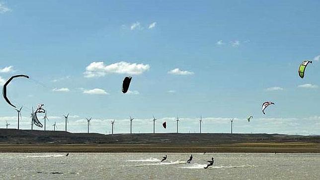 Un pantano en medio del secano se convierte en un oasis del windsurf