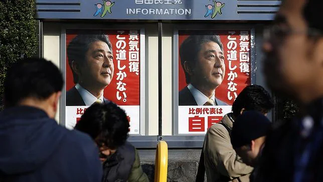 Las encuestas dan la victoria al primer ministro Abe en las elecciones anticipadas de Japón