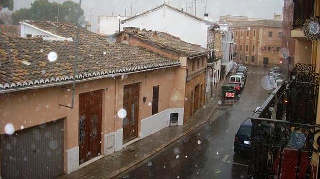 Imagen del granizo caído este domingo en Godella