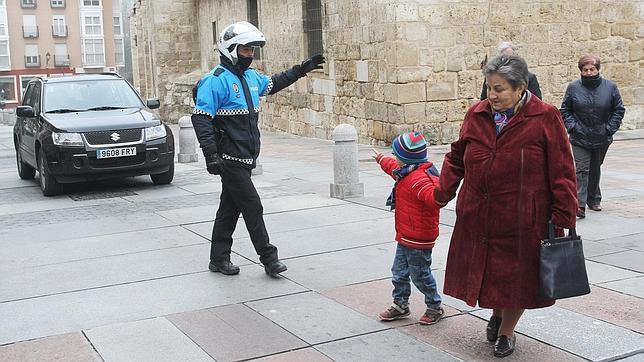 Multas de 200 euros para los peatones que crucen en rojo o los coches en ámbar