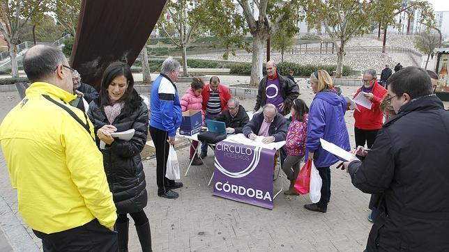 Podemos sondea la calle en plena campaña para elegir ejecutiva