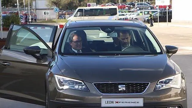 Don Felipe y el presidente de la Generalitat, Artur Mas, durante su visita a la factoría de Seat en Martorell