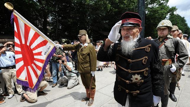 Veteranos japoneses de la guerra visitan Yasukuni vestidos con sus antiguos uniformes