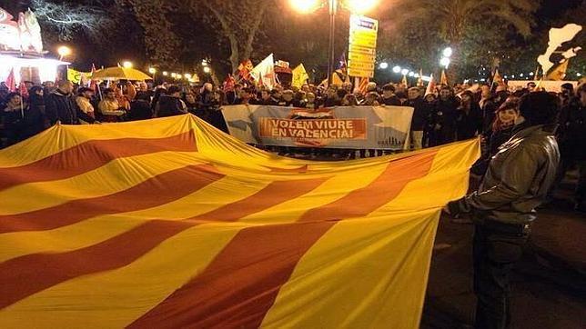 La izquierda valenciana sale a la calle entre banderas independentistas y mapas de los Países Catalanes