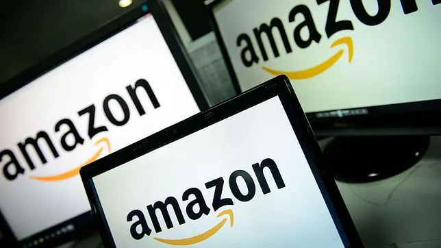 Logos de Amazon en varios monitores