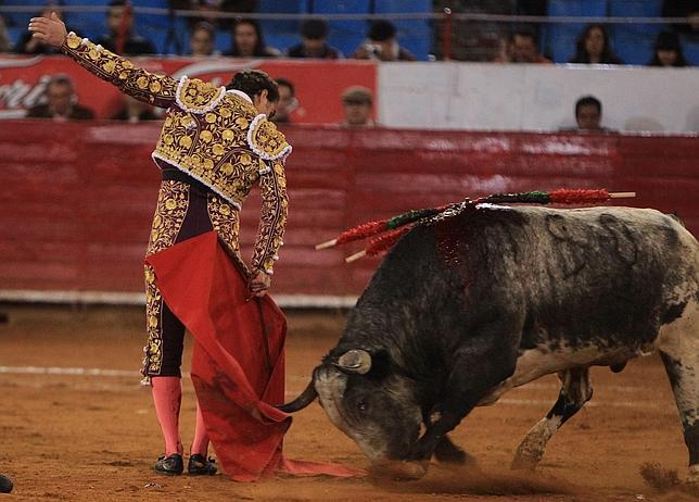 El Fandi indulta al toro «Bomboncito» en la Monumental de México