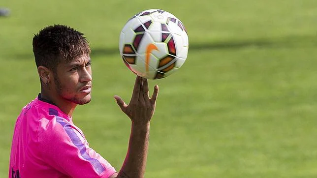 Neymar, en un entrenamiento con el Barcelona