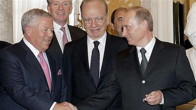 Putin con el anillo de la «Superbowl», la final de la liga de fútbol norteamericano, que originó una polémica cuando su dueño, a la izquierda, le acusó de haberlo robado