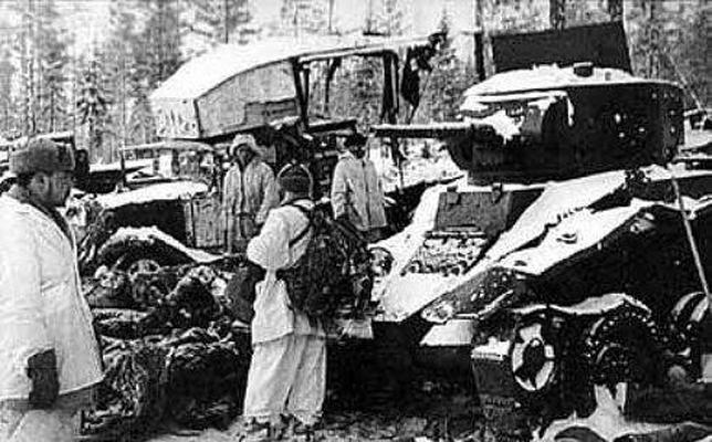 Soldados finlandeses observan varios blindados del Ejército Rojo destruidos