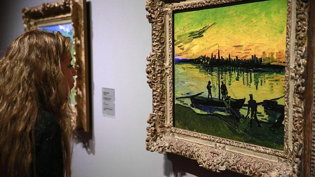 Una joven visita la exposición de Van Gogh en el Thyssen