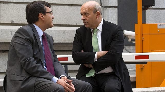 José Luis Ayllón y José Ignacio Werte conversan en los aledaños del Congreso