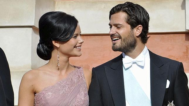 Imagen de agosto de 2013 del príncipe de Suecia, Carlos Felipe y su novia, Sofia Hellqvist, en Estocolmo, Suecia