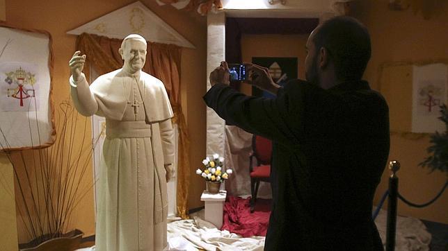 Imagen en tamaño natural del Papa Francisco I, elaborada por Hermanos Gallero, de Rute