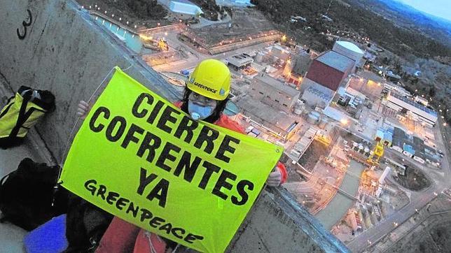 Uno de los activistas en lo alto de la torre de refrigeración de la central nuclear de Cofrentes, que asaltaron en 2011