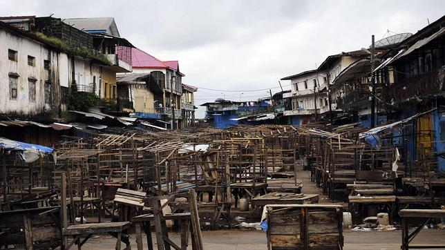 Mercado de West Point vacío en la zona de cuarentena de la capital de Liberia, Monrovia