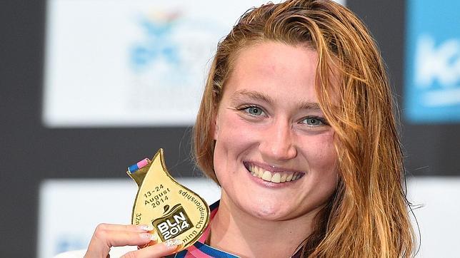 Mireia Belmonte posa con su medalla de oro del Europeo de Berlín