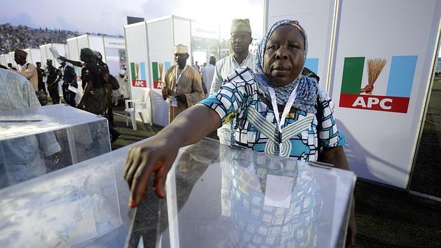 Mujer vota por candidato presidencial de la oposición Congreso de Todos los Progresistas (APC) en Lagos, Nigeria