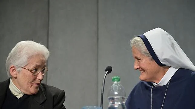 La hermana Sharon Holland (i) conversa con la madre Agnes Mary Donovan (d)