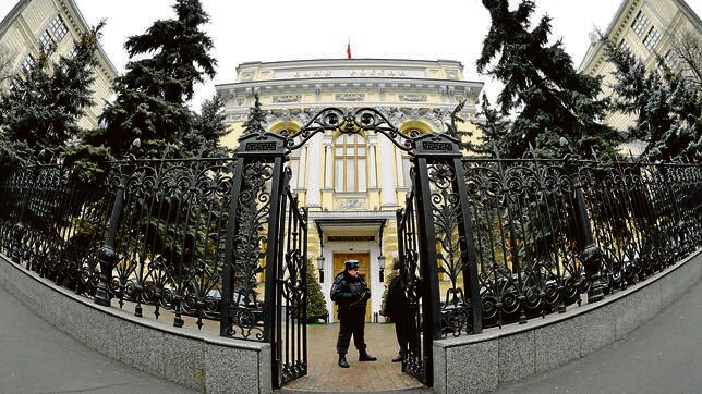 Las medidas desesperadas del Banco de Rusia frenan el desplome del rublo