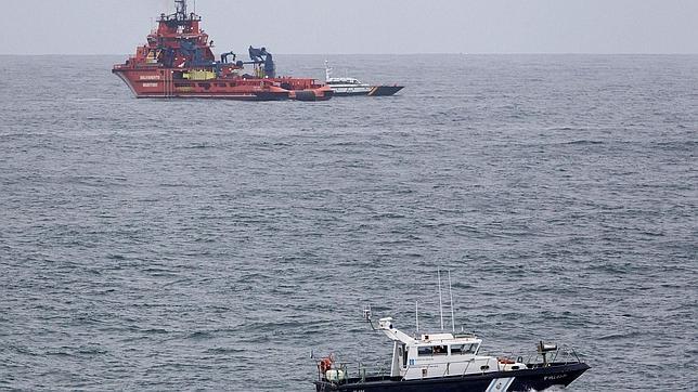 Localizan el cuerpo de uno de los tres tripulantes del barco hundido en Corrubedo