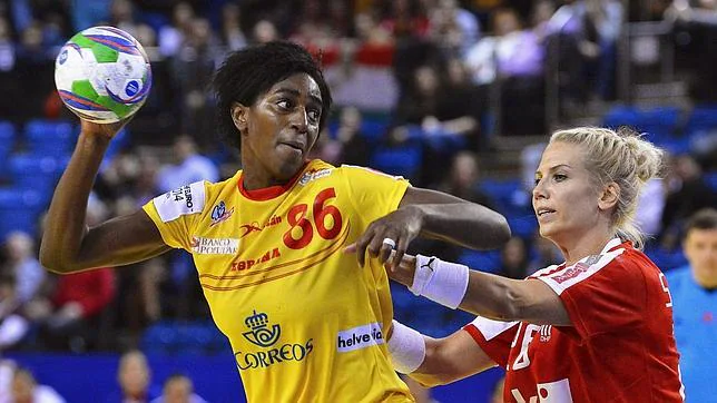 Alexandrina Barbosa, que marcó seis goles a Dinamarca, lanza a portería