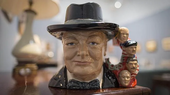 Adorno con el rostro de Winston Churchill que el propio exministro guardaba en su casa