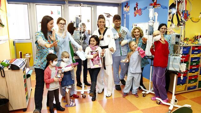 Estefanía Almela junto a los niños ingresados en el Hospital Clínico Universitario