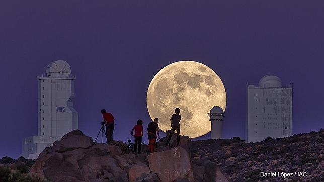 La superluna del 10 de agosto vista desde las inmediaciones del Obsevatorio del Teide, en Tenerife