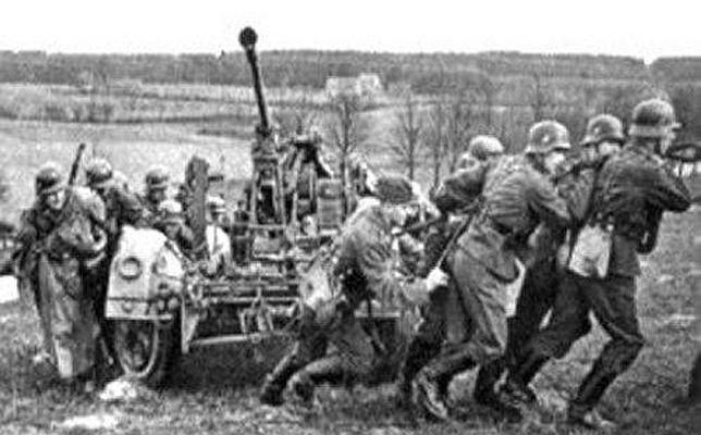 Artillería antiaérea alemana cambiando de posición durante un combate contra la aviación enemiga