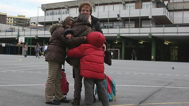Una abuela recoge a sus nietos del colegio