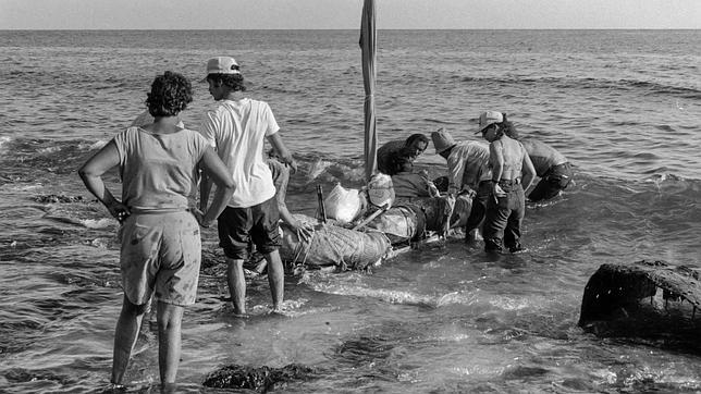 Unos cubanos se echan al mar en una balsa