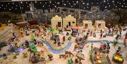 Esther López, tercer premio Escaparate,  por Botijo Shop, con nacimiento de muñecos click