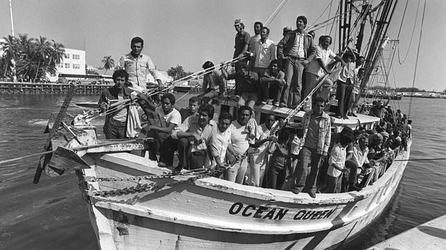 Unos cubanos a su llegada a Miami