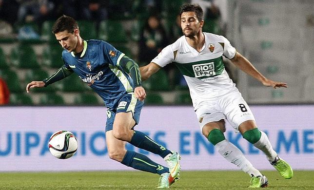 El Elche rentabiliza el gol de Adrián