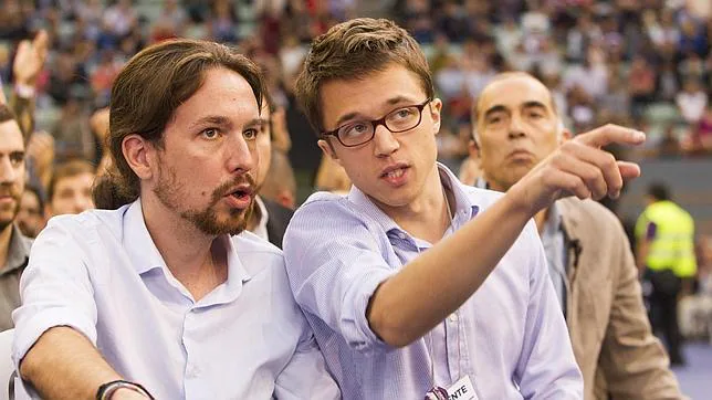 El secretario de Política de Podemos, Íñigo Errejón (derecha), asistirá al cierre de campaña de la candidatura Claro que Podemos Sevilla en un lujoso hotel de la ciudad