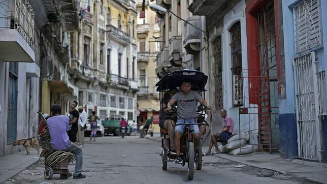 Un ciclotaxi este miércoles en las calles de La Habana