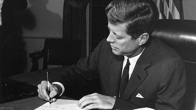 El presidente John F. Kennedy ordena el embargo
