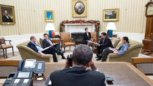 Obama habla con Raúl Castro